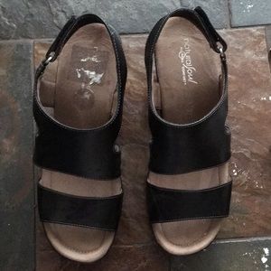 Comfy and soft wedge sandals